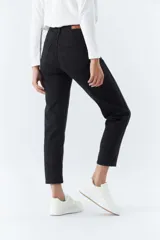 Pantalón de jean azul de corte recto, tiro medio y largo a la pantorrilla.