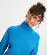 Blusa básica de punto marca Blue Steel, con cuello alto y manga larga. Confeccionada en tejido de punto recto con textura suave y cómoda.