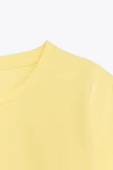 Camiseta de corte cropped y ajuste slim, con cuello redondo y mangas cortas. Presenta un diseño minimalista con bajo recto.