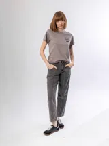 Remera de algodón color verde musgo, con cuello redondo, mangas cortas y estampa frontal con la frase 'thank u, next' en color negro.