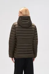 Campera puffer verde militar con capucha, cierre frontal y bolsillos laterales con cierre.