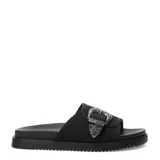 Sandalias planas Miss Carol Sage de estilo slide, color negro, con una tira ancha en el empeine decorada con una gran hebilla metálica plateada de estilo Western con grabados en relieve. Suela con ligera plataforma y base estriada.