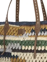 Cartera tipo tote de tejido artesanal multicolor con franjas horizontales en tonos beige, verde, azul y marrón, con asas de hombro de cuero sintético marrón.