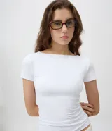 Blusa marrón de manga corta confeccionada en poliamida, con cuello bote y corte regular.