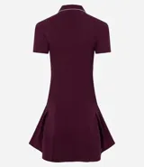 Vestido corto de color bordó confeccionado en tejido rib de algodón. Posee cuello polo con detalle de línea contrastante, escote en V y mangas cortas, con un calce ajustado de estilo deportivo.