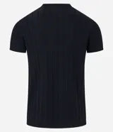 Remera slim de manga corta con cuello redondo, confeccionada en tejido de viscosa con textura de rayas verticales.