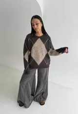 Sweater de tejido de punto con diseño de rombos en tonos chocolate y beige, de corte holgado y manga larga.