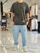 Remera oversize de color bordó con efecto gastado acid wash, mangas cortas y estampa en la espalda con texto y logo.