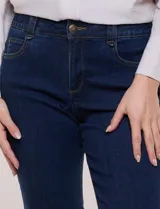 Jean recto de tiro alto y color azul oscuro, con diseño clásico de cinco bolsillos, trabillas para cinturón y cierre frontal con botón y cremallera.