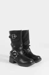 Bota media de cuero vegano color negro, con taco cuadrado y puntera redondeada. Cuenta con detalles de hebillas metálicas y correas decorativas en la caña y alrededor del tobillo.