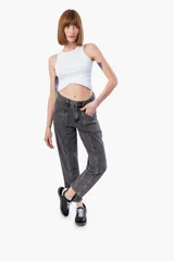 Musculosa blanca de algodón con cuello redondo y corte cropped.