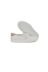 Sneaker slip on de cuero color blanco con perforaciones.