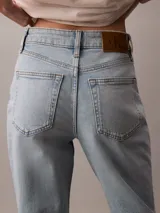 Pantalón de jean celeste de corte recto y tiro alto.