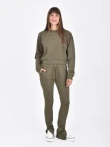 Pantalón negro de corte recto, con cintura elástica y cordón ajustable. Incluye bolsillos laterales y cierres en los tobillos.