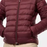 Campera ligera acolchada tipo puffer, color bordó, con capucha integrada, cierre frontal y diseño de costuras horizontales.