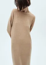 Vestido midi de punto con diseño recto, cuello redondo y manga larga con detalle de vuelta. Presenta terminaciones en canalé y un tejido de punto medio.