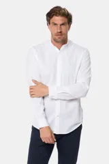 Camisa de lino color beige con cuello mao, manga larga, cierre frontal de botones y bordado sutil en el pecho.
