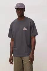 Remera de algodón color gris oscuro con cuello redondo y mangas cortas. Presenta un pequeño logo bordado en color rosado en el lado izquierdo del pecho.