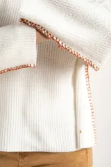 Sweater de punto de algodón con diseño oversize, cuello redondo y mangas largas. Presenta un detalle de costura lateral en color contrastante.