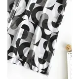 Conjunto de traje de baño de tres piezas con estampado de hojas tropicales en tonos blanco y negro. Incluye un top tipo tankini con cordón ajustable en el centro, un short de tiro alto y una camisa abierta de manga larga tipo salida de baño.
