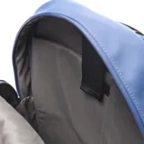 Mochila azul de tela con cierre doble, asa fija, forro interior textil, porta notebook y múltiples bolsillos externos.