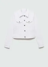 Chaqueta vaquera de corte corto en color blanco, con cuello de solapa, manga larga con puños abotonados, cierre frontal de botones metálicos, bolsillos de parche con solapa en el pecho y bolsillos laterales ribeteados.