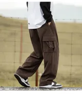 Pantalón cargo de pana marrón, de corte ancho y holgado, con cordón ajustable en la cintura y bolsillos cargo laterales.