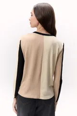 Remera de rib con cortes y colores combinados: beige y marrón. De calce recto y cuello a la base.
