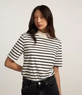 Remera de manga corta con cuello alto, confeccionada en algodón más sostenible con rayas horizontales blancas y negras.