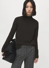 Pantalón de vestir estilo oxford de tiro medio, color gris oscuro con diseño de cuadros sutiles, corte recto amplio en las piernas y bolsillos laterales.