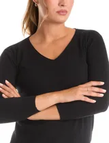 Buzo de tejido fino con escote en V y mangas tres cuartos. Presenta un diseño liso y entallado, ideal para un look casual y versátil.