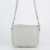 Bandolera gris con diseño acolchado y correa de cadena plateada.