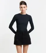 Blusa de manga larga color negro, confeccionada en tejido de punto rib texturizado.