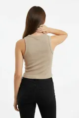 Musculosa de algodón con elastano, color blanco, de corte ajustado al cuerpo, cuello redondo y diseño sin mangas.