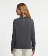 Blusa gris oscuro de punto liviano con cuello alto y mangas largas.