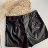 Short negro de cuero sintético con cintura alta y pinzas traseras.