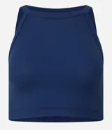 Blusa tipo crop top color verde oliva, confeccionada en tejido rib acanalado, con cuello halter y diseño sin mangas.