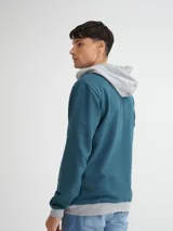 Canguro color crema con capucha gris, media cartera de botones y arte estampado en franja con motivos geométricos.