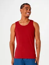 Musculosa de corte slim, color rojo, con cuello redondo y sisas amplias.
