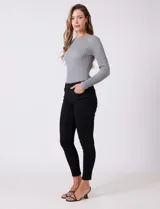 Jean modelo skinny de la marca DJeans, color azul oscuro. Presenta un diseño de tiro medio con cierre frontal y botón, además de bolsillos funcionales tanto en la parte delantera como en la trasera.