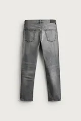 Jeans slim fit de color negro para hombre, con tiro medio, diseño de cinco bolsillos y cierre frontal con cremallera y botón.