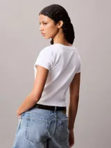 Remera de corte slim confeccionada en punto de algodón elástico con textura fina de canalé. Presenta cuello en V, manga corta y una insignia con el logo de Calvin Klein en el pecho.