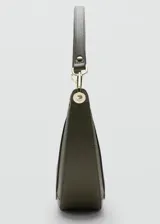 Cartera tipo hobo de diseño ovalado en color verde militar, con asa corta de hombro ajustable, herrajes metálicos dorados y cierre de cremallera superior.