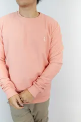 Buzo color salmón de algodón texturizado tipo waffle, corte clásico y cuello redondo.