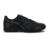 Championes de fútbol Diadora Goal TF, modelo para césped sintético, en color negro con detalles sutiles en gris. Confeccionados con capellada sintética texturizada en el empeine para mejor control del balón, suela con tapones de goma y cordones negros.