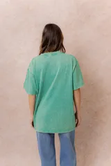 Remera de algodón con efecto lavado, de corte oversize, con cuello redondo y mangas cortas amplias.