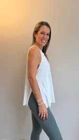 Musculosa deportiva negra de corte holgado, con cuello redondo y aberturas laterales que brindan mayor libertad de movimiento.