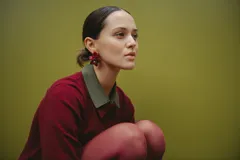 Par de aros colgantes con forma de flor grande, color negro.