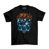Remera negra de algodón con estampa frontal gráfica que incluye el logo de la banda Airbag, la frase 'Sardelli's Handmade Music' y un diseño de calaveras con efectos de fuego en tonos azules y naranjas.
