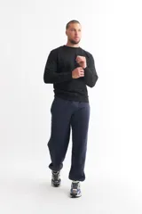 Pantalón jogger azul marino de algodón, de corte holgado y diseño liso.